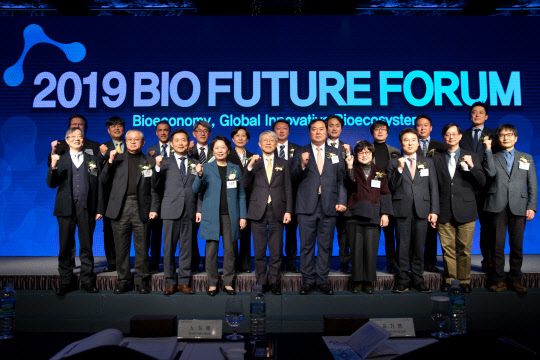 '2019 바이오미래포럼' 개막16일 서울 코엑스에서 열린 '2019 바이오미래포럼'에서 최기영(앞줄 왼쪽에서 다섯번째) 과기정통부 장관과 김장성 한국생명공학연구원장(여섯번째)등 주요 인사들이 기념촬영을 하고 있다.                과기정통부 제공